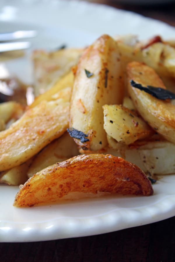 Papas horneadas servidas en un plato 