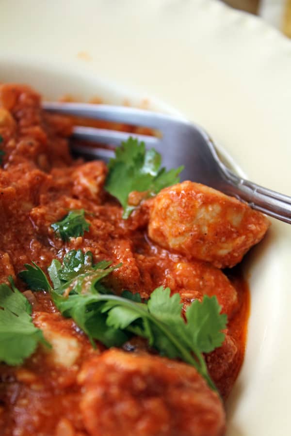 Esta es mi versión del pollo tikka masala, una receta que está para chuparse los dedos. Aunque la receta tiene muchos ingredientes y pareciera ser complicada es bastante sencilla, en menos de 45 minutos estarán comiendo un plato delicioso. Pero además, si quieren aprovechar aun mejor chequen mis tips.