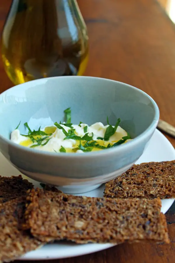 queso crema de kefir, un queso untoso sabroso y con probióticos, facilita de hacer y perfecto para comer con un trozo de pan, sobre unas verduras asadas, o como parte de una vinagreta.