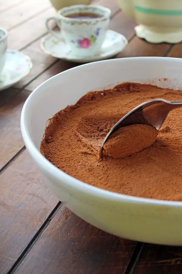 Este mousse de chocolate es el postre perfecto es cremoso y extra chocolatoso. Además, es muy fácil de hacer y en menos de menos de 15 minutos esta listo. Es un éxito no te lo puedes perder. 