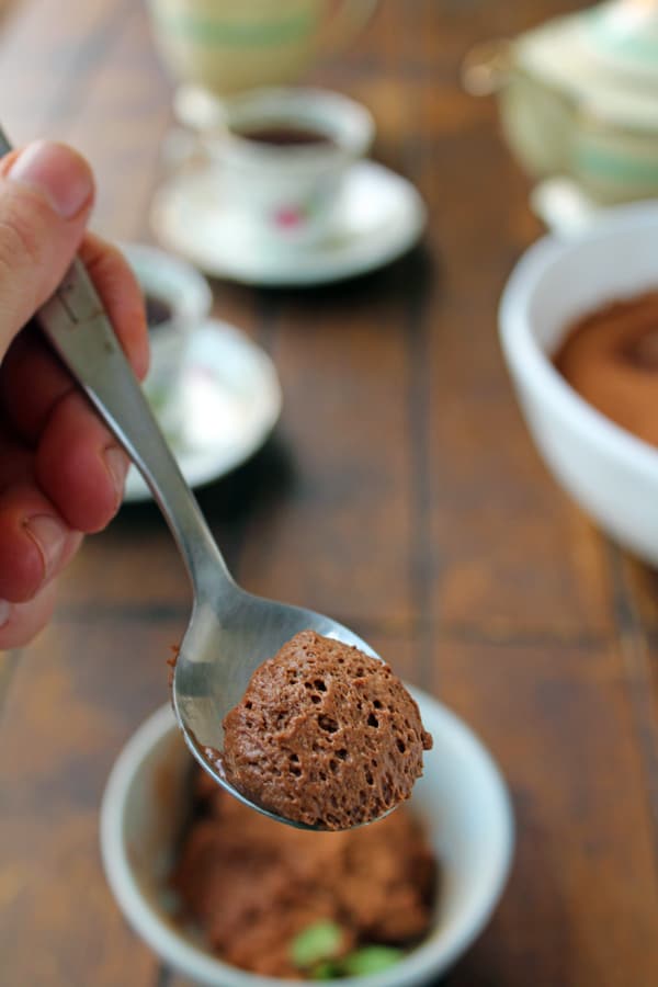 Este mousse de chocolate es el postre perfecto es cremoso y extra chocolatoso. Además, es muy fácil de hacer y en menos de menos de 15 minutos esta listo. Es un éxito no te lo puedes perder. 