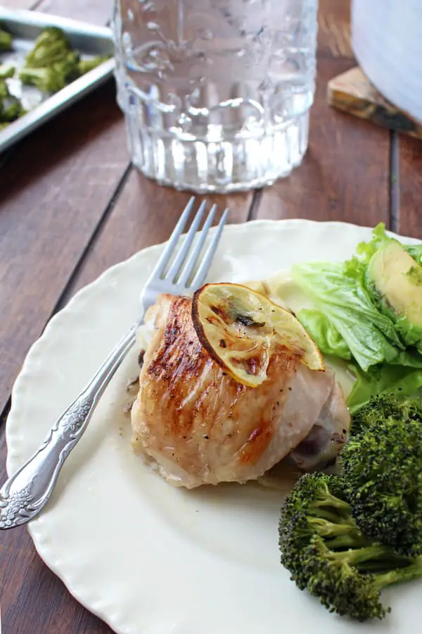 Pollo al limón una receta insuperable, es de mis favoritas, el pollo siempre queda jugoso, tierno y tiene un sabor insuperable. Además, es muy fácil de preparar, en pocos minutos tienes todo listo y el resto el trabajo lo hace el horno lo cual la hace ideal para aquellos que no quieren pasar mucho tiempo en la cocina.