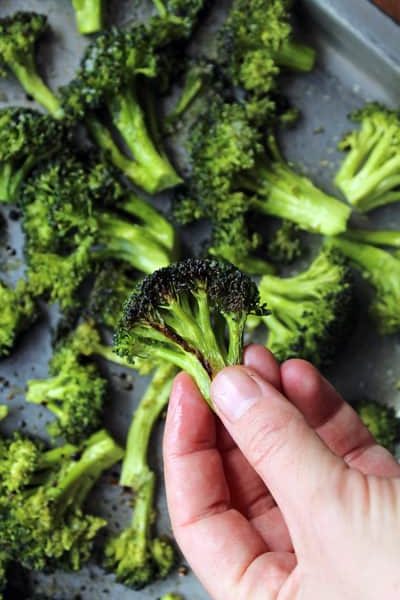 Brócoli asado, tal vez es la receta más fácil que pueda compartirles, a mí siempre me saca de apuros y es el acompañamiento perfecto a la hora de la comida y lo mejor son las partes doradas son deliciosas, así que asegúrense que sucedan.