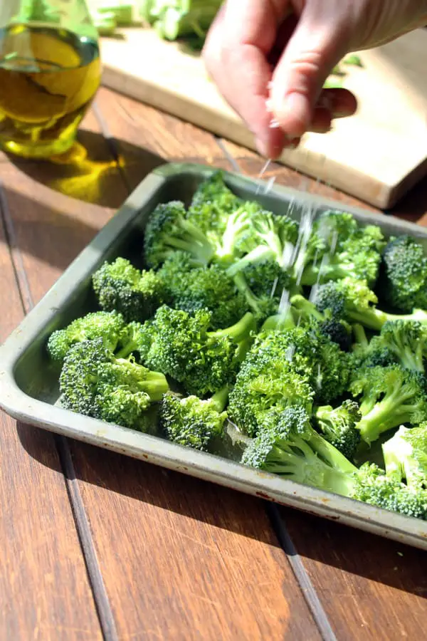 Brócoli asado, tal vez es la receta más fácil que pueda compartirles, a mí siempre me saca de apuros y es el acompañamiento perfecto a la hora de la comida y lo mejor son las partes doradas son deliciosas, así que asegúrense que sucedan.