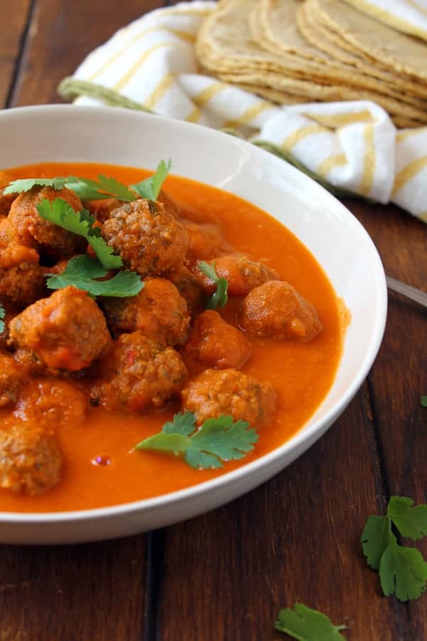 Albóndigas en salsa servidas en un plato hondo