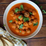 Está receta de albóndigas en salsa de jitomate es uno de los platillos clásicos en mi rotación de comidas en la semana. Se congelan de maravilla que siempre hago de más y las congelo, así los días complicados hay comida hecha en la casa.