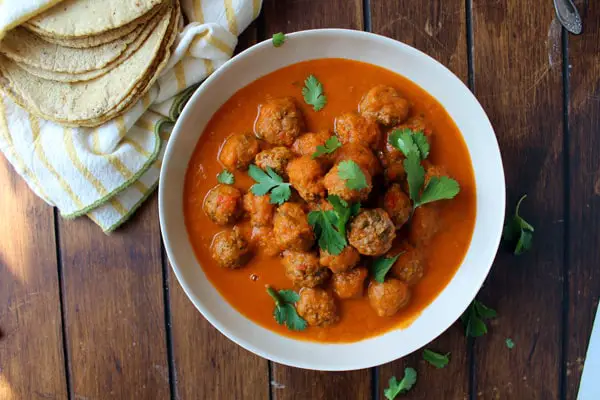 Está receta de albóndigas en salsa de jitomate es uno de los platillos clásicos en mi rotación de comidas en la semana. Se congelan de maravilla que siempre hago de más y las congelo, así los días complicados hay comida hecha en la casa.