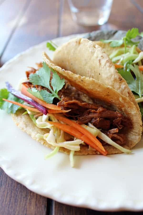 Estos tacos de costilla son para chuparse los dedos LITERAL, son una mezcla entre un ragú y una barbacoa, con una ensalada de col fresca encima que los convierte en la comida perfecta para mi gusto, ya que a cada bocado recibes un equilibro espectacular de sabores la carne de sabor intenso y profundo la cual equilibra con la fresca ensalada, todo esto envuelto en unas deliciosas tortillas nixtamal hecha a mano, uff que más decirles esta receta es ganadora en todos los aspectos.