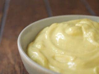 Receta para hacer alioli es fácil y súper rápida de hacer y con solo unos cambios también podría ser mayonesa solo deben evitar el ajo y mostaza.