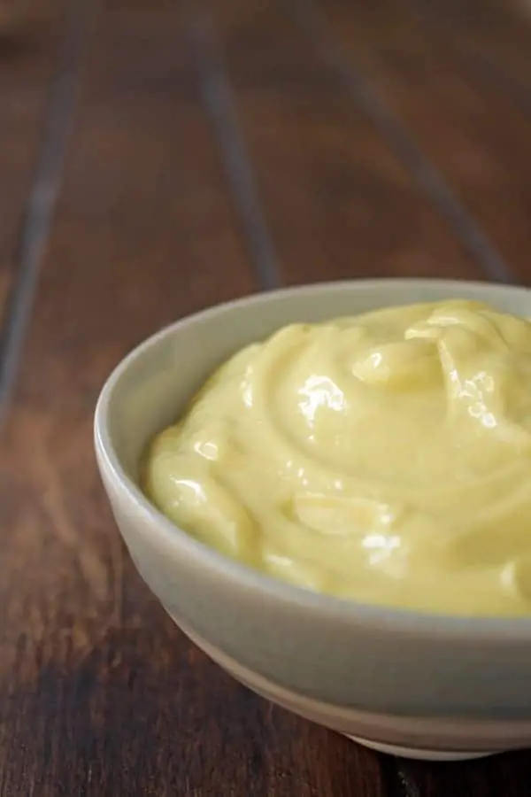 Receta para hacer alioli es fácil y súper rápida de hacer y con solo unos cambios también podría ser mayonesa solo deben evitar el ajo y mostaza.
