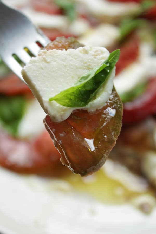 Con solo 3 ingredientes esta ensalada caprese está completa, no necesita nada más, tiene un equilibrio de sabores y texturas perfecto. Sin duda alguna es uno de mis platos favoritos, es muy sencilla de hacer, tiene pocos ingredientes y es deliciosa.