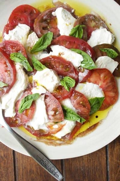 Con solo 3 ingredientes esta ensalada caprese está completa, no necesita nada más, tiene un equilibrio de sabores y texturas perfecto. Sin duda alguna es uno de mis platos favoritos, es muy sencilla de hacer, tiene pocos ingredientes y es deliciosa.