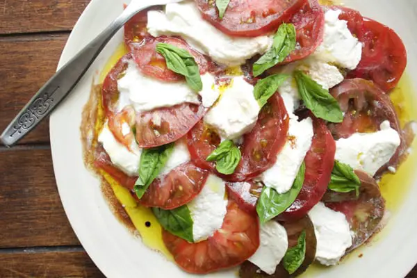 Con solo 3 ingredientes esta ensalada caprese está completa, no necesita nada más, tiene un equilibrio de sabores y texturas perfecto. Sin duda alguna es uno de mis platos favoritos, es muy sencilla de hacer, tiene pocos ingredientes y es deliciosa.