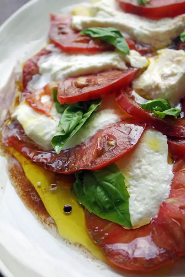 Con solo 3 ingredientes esta ensalada caprese está completa, no necesita nada más, tiene un equilibrio de sabores y texturas perfecto. Sin duda alguna es uno de mis platos favoritos, es muy sencilla de hacer, tiene pocos ingredientes y es deliciosa.