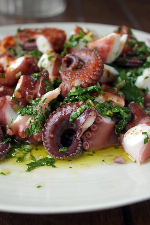 Pulpo a la provenzal servido en un plato