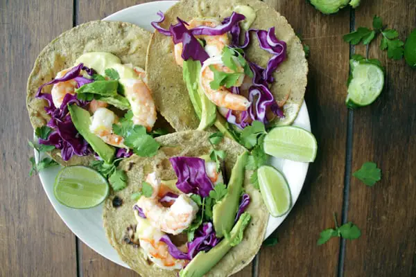 Tacos de camarón, cocinados con ghee, ajo y limón amarillo, acompañados de alioli, col morada, aguacate y cilantro, todo esto envuelto en una tortilla nixtamal. Esta receta es ideal para cuando queires comer rápidos y sabroso ya que todo está listo en 15 o 20 minutos máximo.