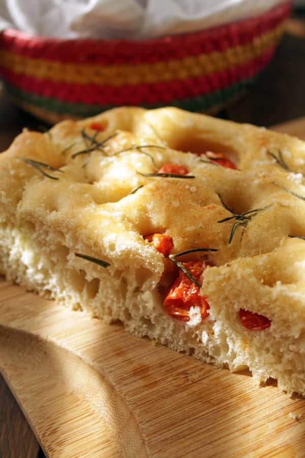 Está focaccia de jitomates cherry con romero es espectacular para acompañar cualquier comida, pero para mí la mejor forma de comerla es por la mañana con un huevo estrellado. Es uno de mis desayunos favoritos. 