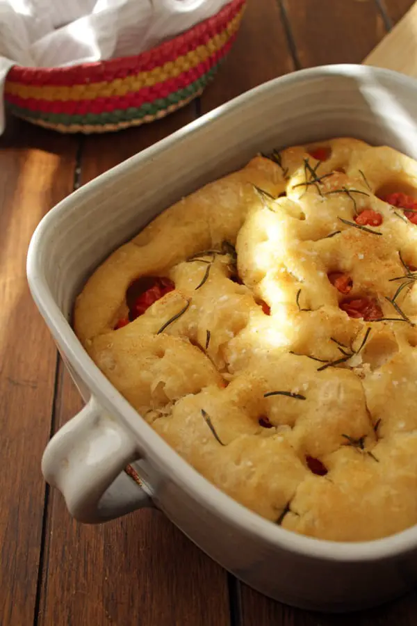 Está focaccia de jitomates cherry con romero es espectacular para acompañar cualquier comida, pero para mí la mejor forma de comerla es por la mañana con un huevo estrellado. Es uno de mis desayunos favoritos. 