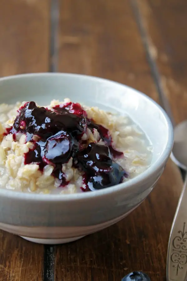 compota de blueberry una receta es súper fácil y rápida de hacer, su sabor ligeramente dulce combina de maravilla con un sin fin de recetas. La pueden usar para poner unas cucharadas sobre una avena, ponerla sobre unos panqueques, dentro de una crepa o sobre unos waffles