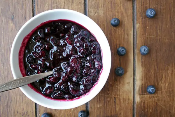 compota de blueberry una receta es súper fácil y rápida de hacer, su sabor ligeramente dulce combina de maravilla con un sin fin de recetas. La pueden usar para poner unas cucharadas sobre una avena, ponerla sobre unos panqueques, dentro de una crepa o sobre unos waffles
