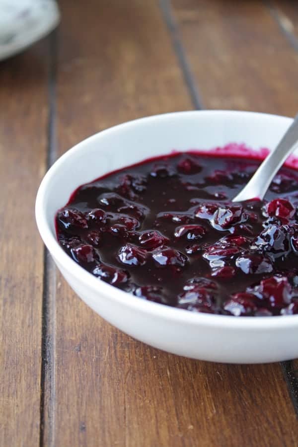 compota de blueberry una receta es súper fácil y rápida de hacer, su sabor ligeramente dulce combina de maravilla con un sin fin de recetas. La pueden usar para poner unas cucharadas sobre una avena, ponerla sobre unos panqueques, dentro de una crepa o sobre unos waffles