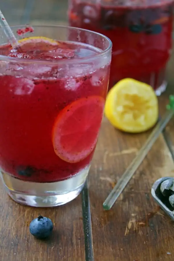  limonada con blueberry en vaso