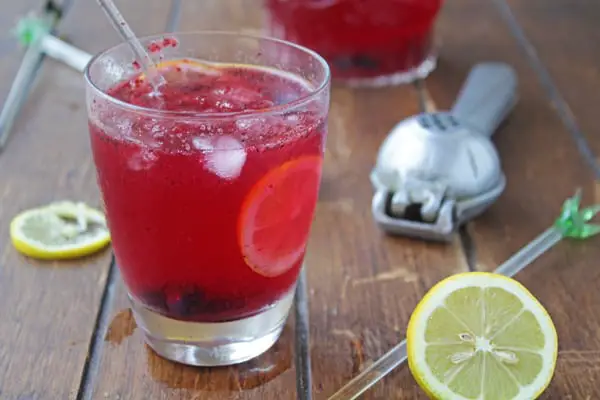 limonada con blueberry servida en un vaso