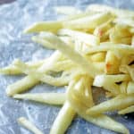 Papas fritas perfectas suaves por dentro, crujiente por fuera, una receta fácil de hacer a prueba de errores.