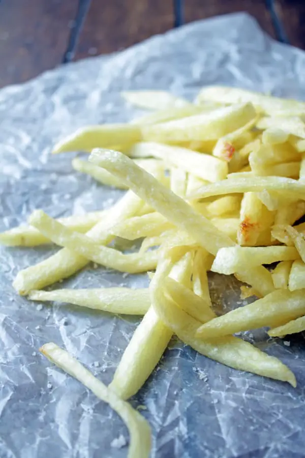 Papas fritas perfectas suaves por dentro, crujiente por fuera, una receta fácil de hacer a prueba de errores.