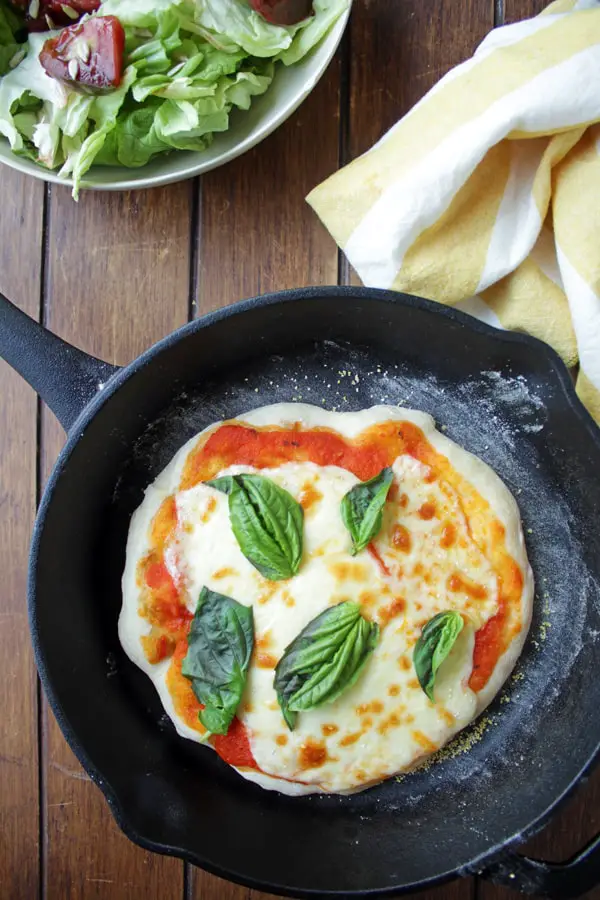 Pizza de masa crocante y espectacular hecha en sartén de hierro lo que resulta en una masa que siempre queda crocante sin importar en grosor que le demos a la masa (el cual depende de gustos).