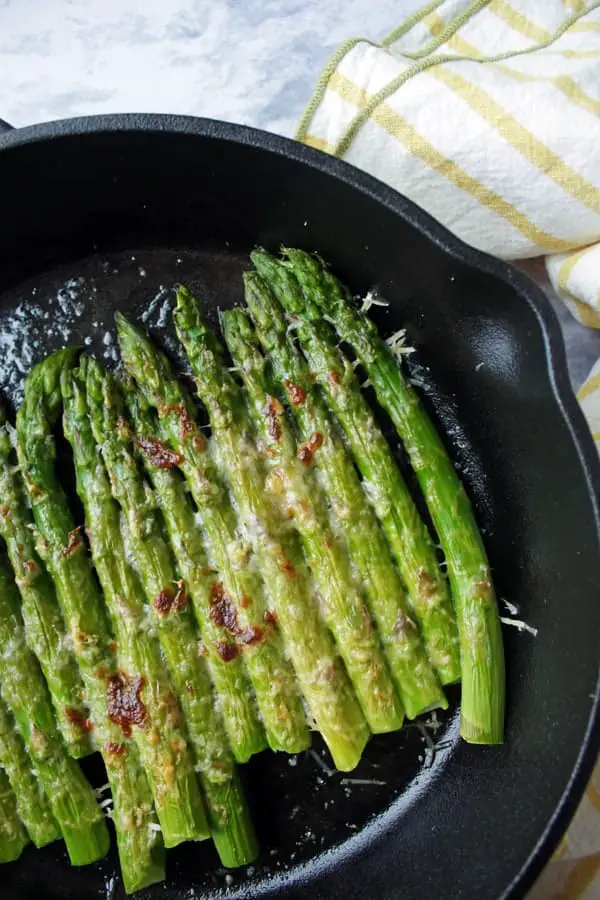 Estos espárragos horneados son súper fáciles de hacer, se cocinan muy rápido, tienen solo 3 ingredientes y son deliciosos.