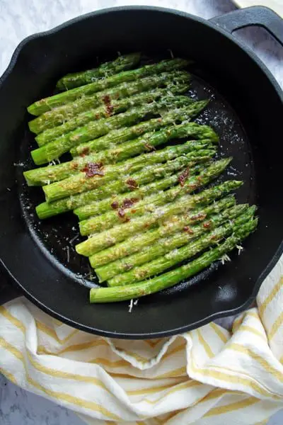 Estos espárragos horneados son súper fáciles de hacer, se cocinan muy rápido, tienen solo 3 ingredientes y son deliciosos.