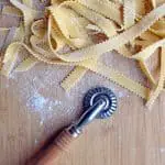 cortando pasta fresca