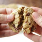 Galletas de avena suaves en el centro, ligeramente crocantes en los bordes, con crujientes trozos de almendras y deliciosos pedazos de chocolate. Además, se preparan en solo 15 minutos y se hornean en otros 15. En pocas palabras ¡son espectaculares!