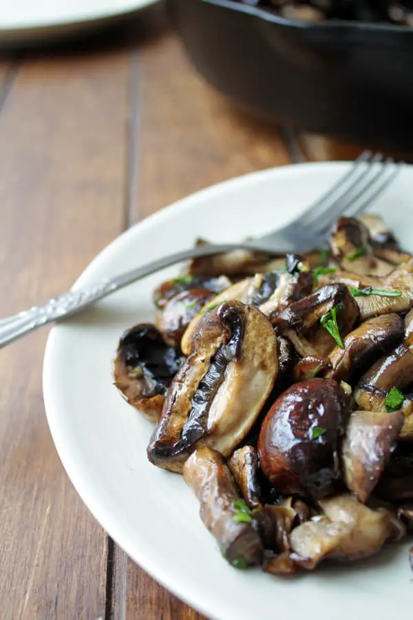 hongos a la provenzal servido en un plato