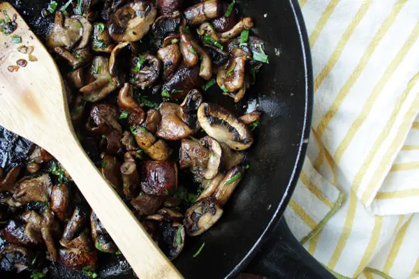 hongos a la provenzal en sartén 