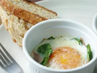 Huevos horneados son deliciosos se hacen realmente rápido en tan solos 8 minutos están listos para comer lo que los hace perfectos para cuando cocinamos para muchos, perfectos para un desayuno o brunch.
