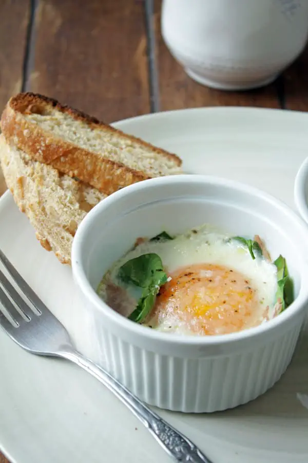 Huevos horneados son deliciosos se hacen realmente rápido en tan solos 8 minutos están listos para comer lo que los hace perfectos para cuando cocinamos para muchos, perfectos para un desayuno o brunch.
