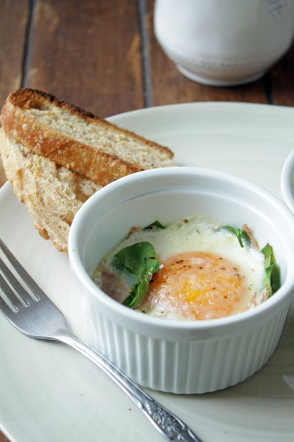 Huevos horneados con rebanada de pan tostada