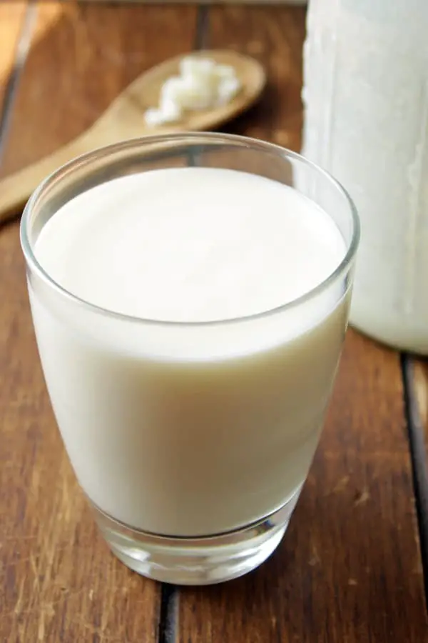 Kéfir de leche en un vaso