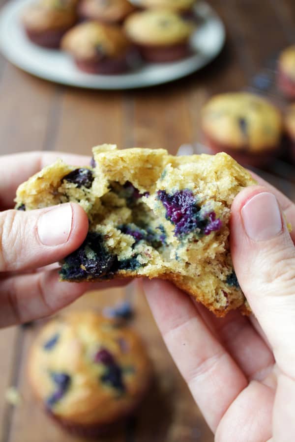 el interior de un panquecito de plátano con bluberry