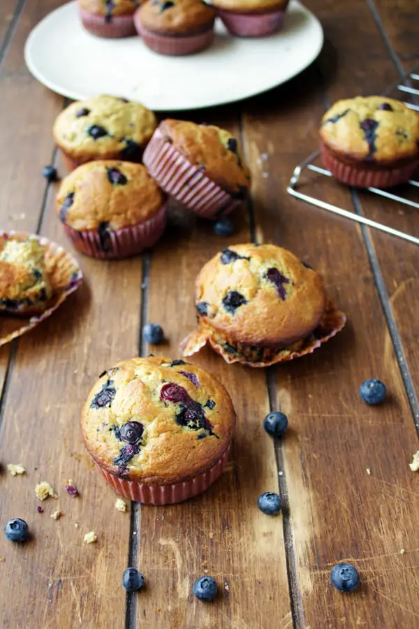 Panquecitos de plátano con bluberry sobre una mesa de madera