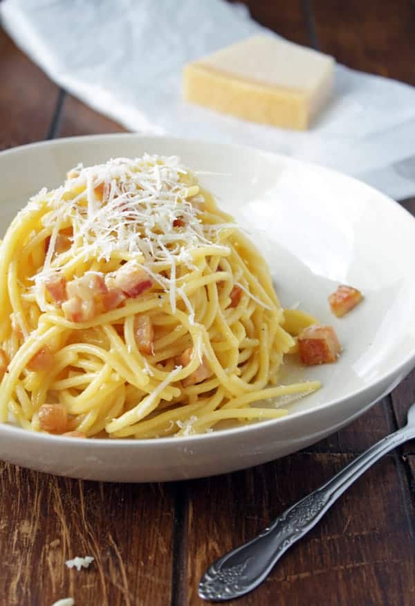 pasta carbonara servida en plato