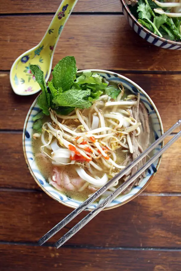 Pho sopa vietnamita servida en un plato