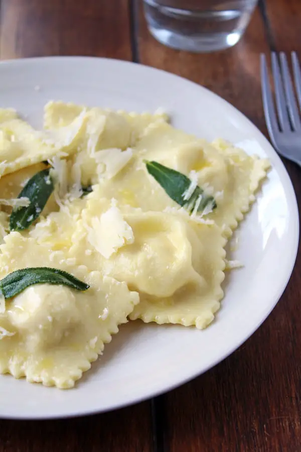 plato servido con ravioles rellenos de queso ricotta