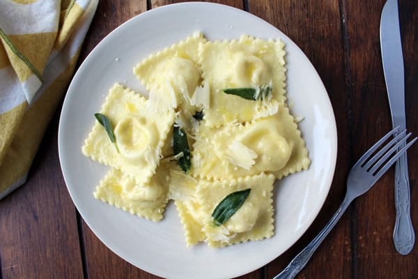 plato servido con ravioles rellenos de queso ricotta