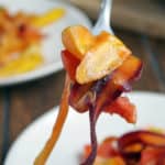 tenedor con zanahorias cocinadas