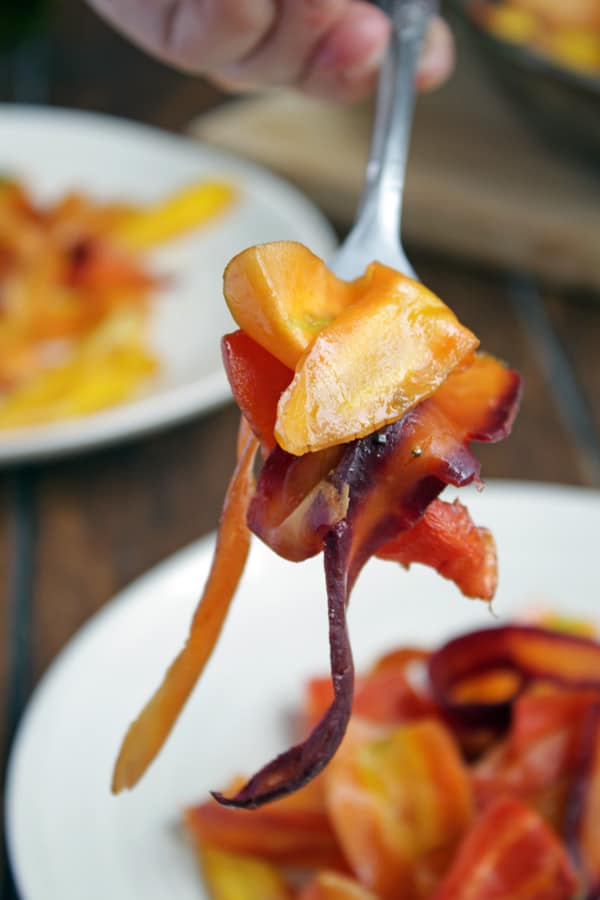 tenedor con zanahorias cocinadas