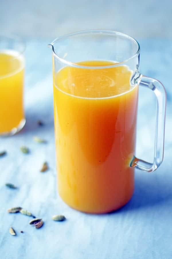 Agua de mango con cardamomo