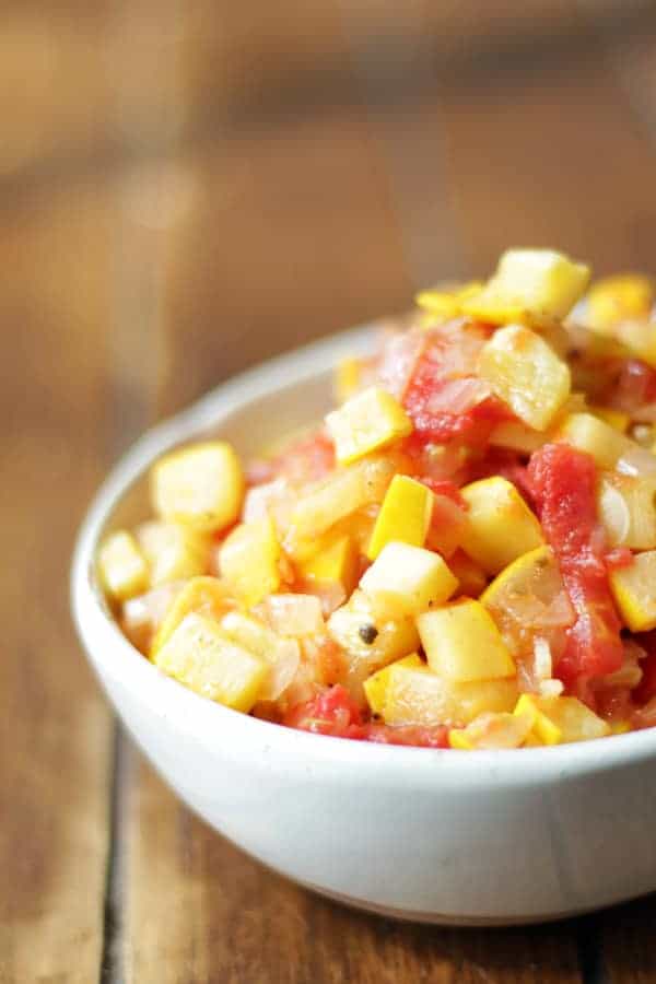 calabacitas a la mexicana servidas en plato hondo